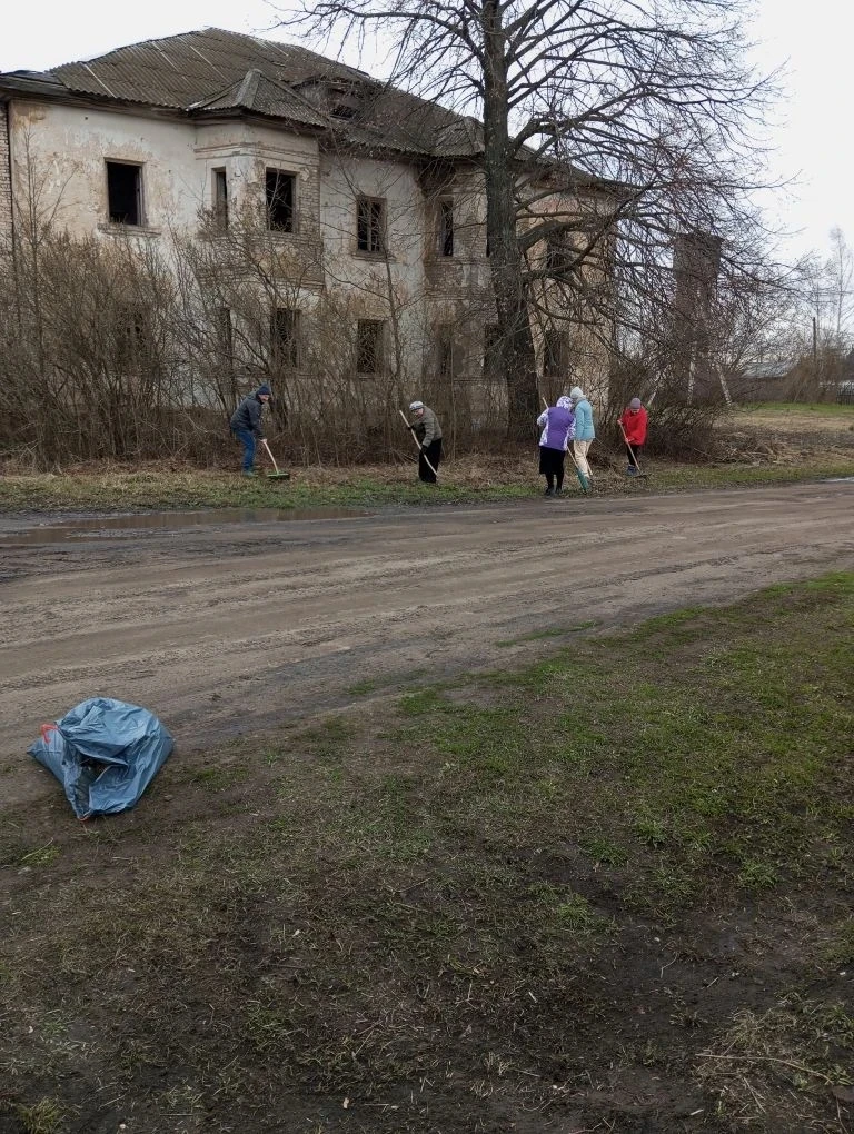 Сегодня, коллектив детского сада "Колосок" вышли на субботник! Была убрана территория в...
