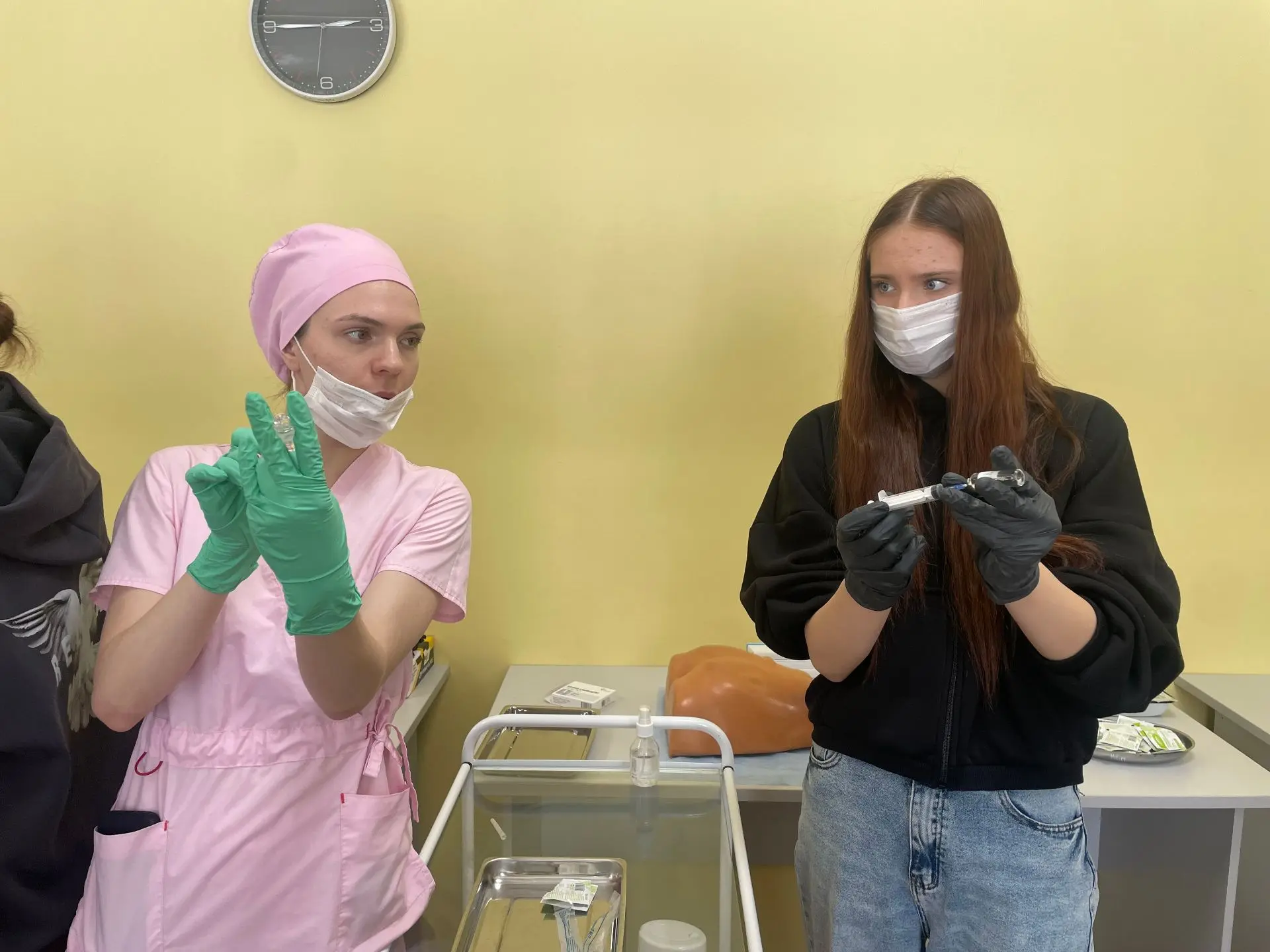 🤝 Больше 100 школьников попробовали себя в роли врачей на медицинском интенсиве в Южно-Сахалинске. Д