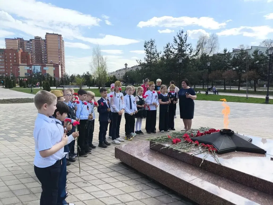🕯 1418 дней борьбы. 34 тысячи часов мужества.  В рамках «Марафона Победы» учащиеся нашей школы прини