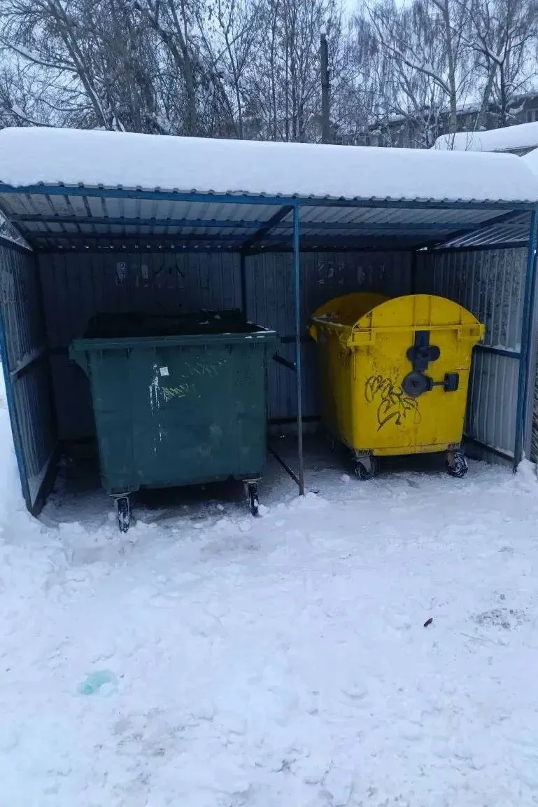 Несмотря на сложные погодные условия, работа продолжается в усиленном режиме. Дворники и спецтехника