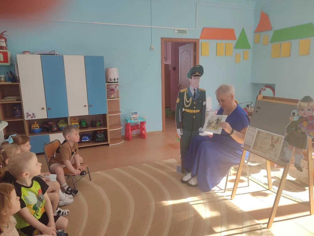 В младшей группе "Светлячки" прошёл тематический день, посвящённый 9 Мая, направленный ...