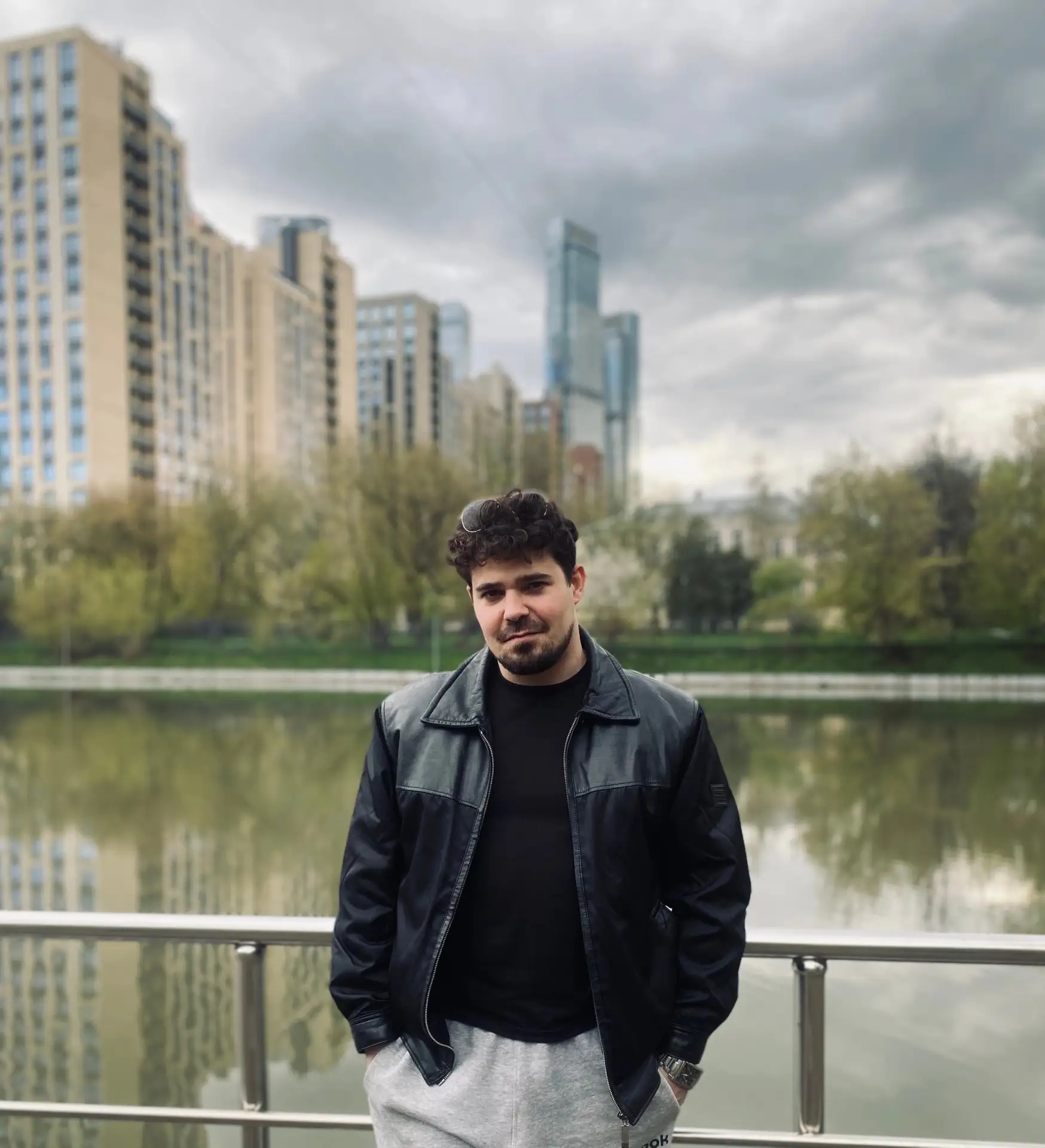 Москва, 30 лет, женат не был детей нет.