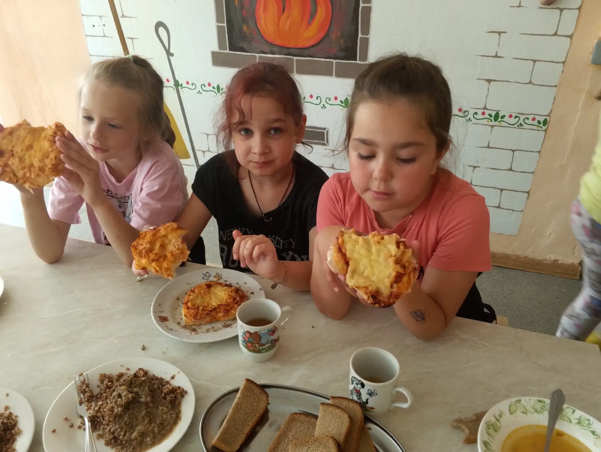 В нашем школьном лагере мы не только ездим на экскурсии, проводим викторины и конкурсы,...