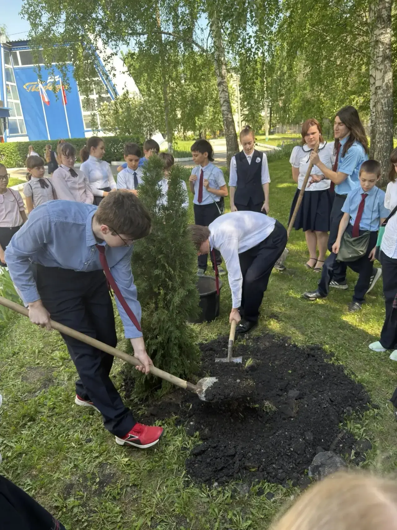 🌿 23 мая в гимназии произошло трогательное и очень символичное событие.  Ученики 10-го и 4-го классо