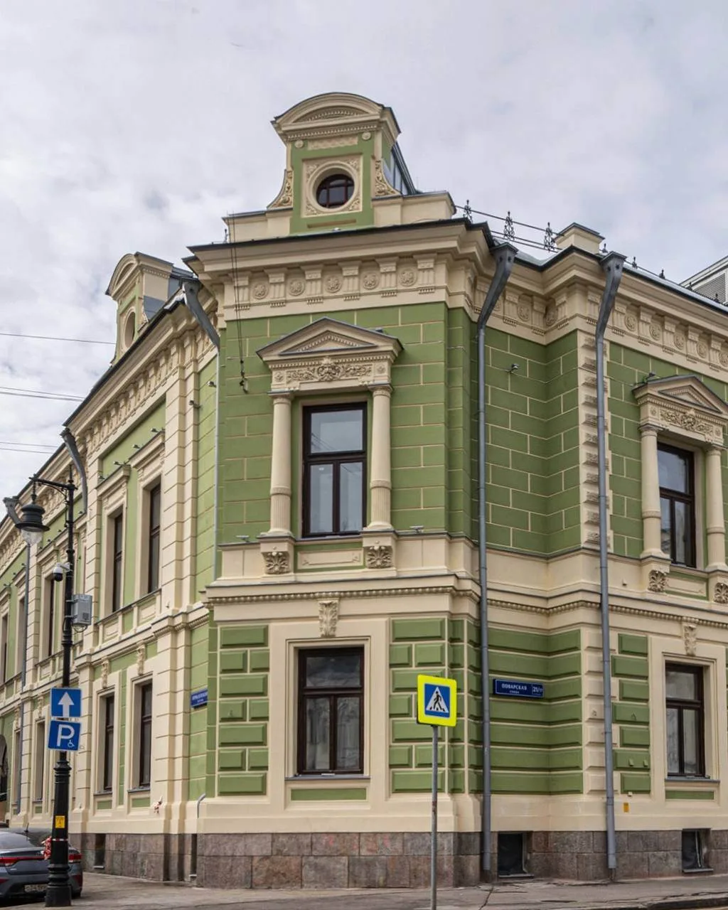🏛 Дом Носенкова
#РайонАрбат

📌 В советское время здание служило коммунальным жильём, а в 1920-х го