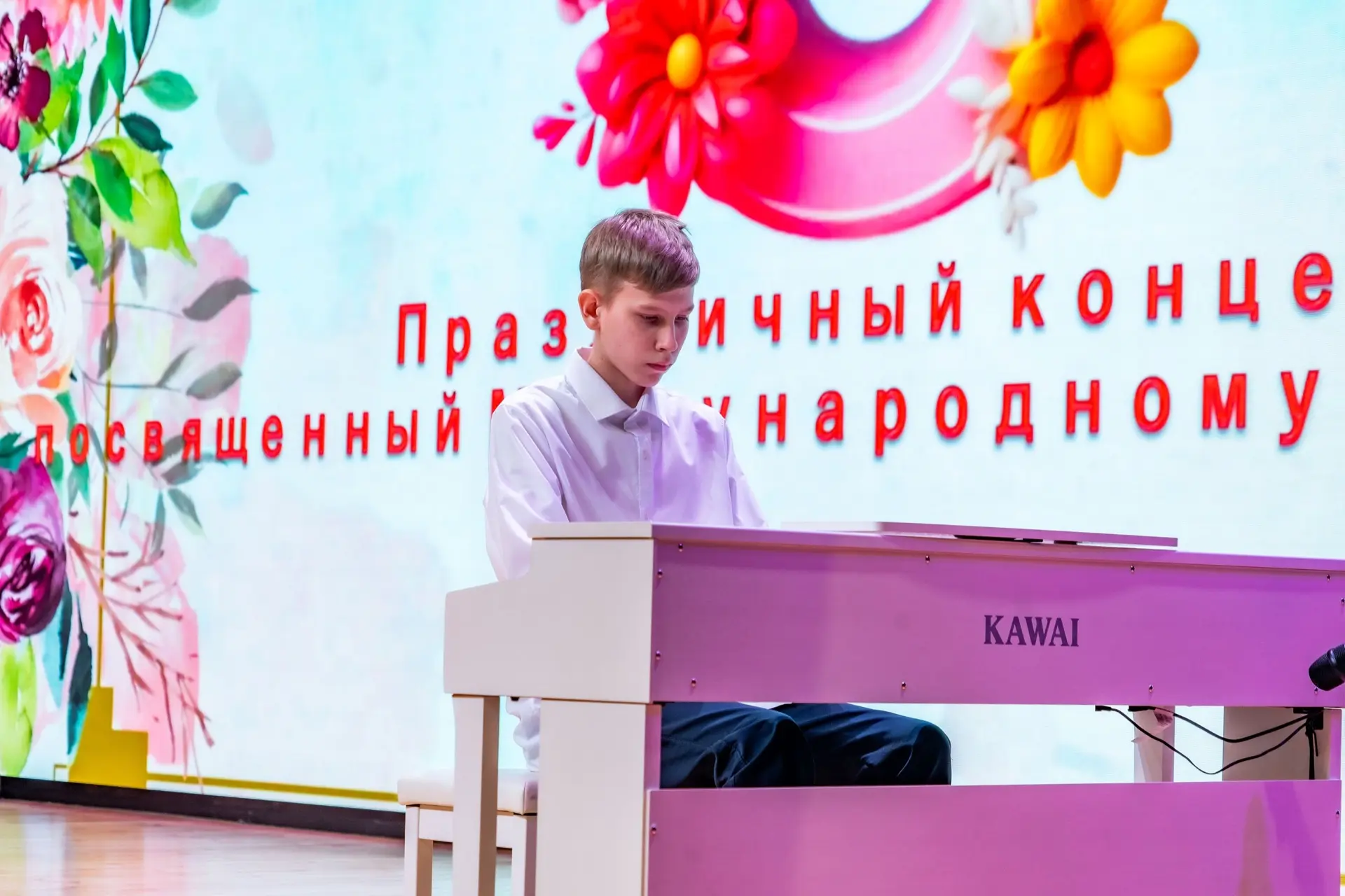 🌷Весна, цветы и море улыбок  В преддверии самого нежного весеннего праздника в нашей школе прошел ко