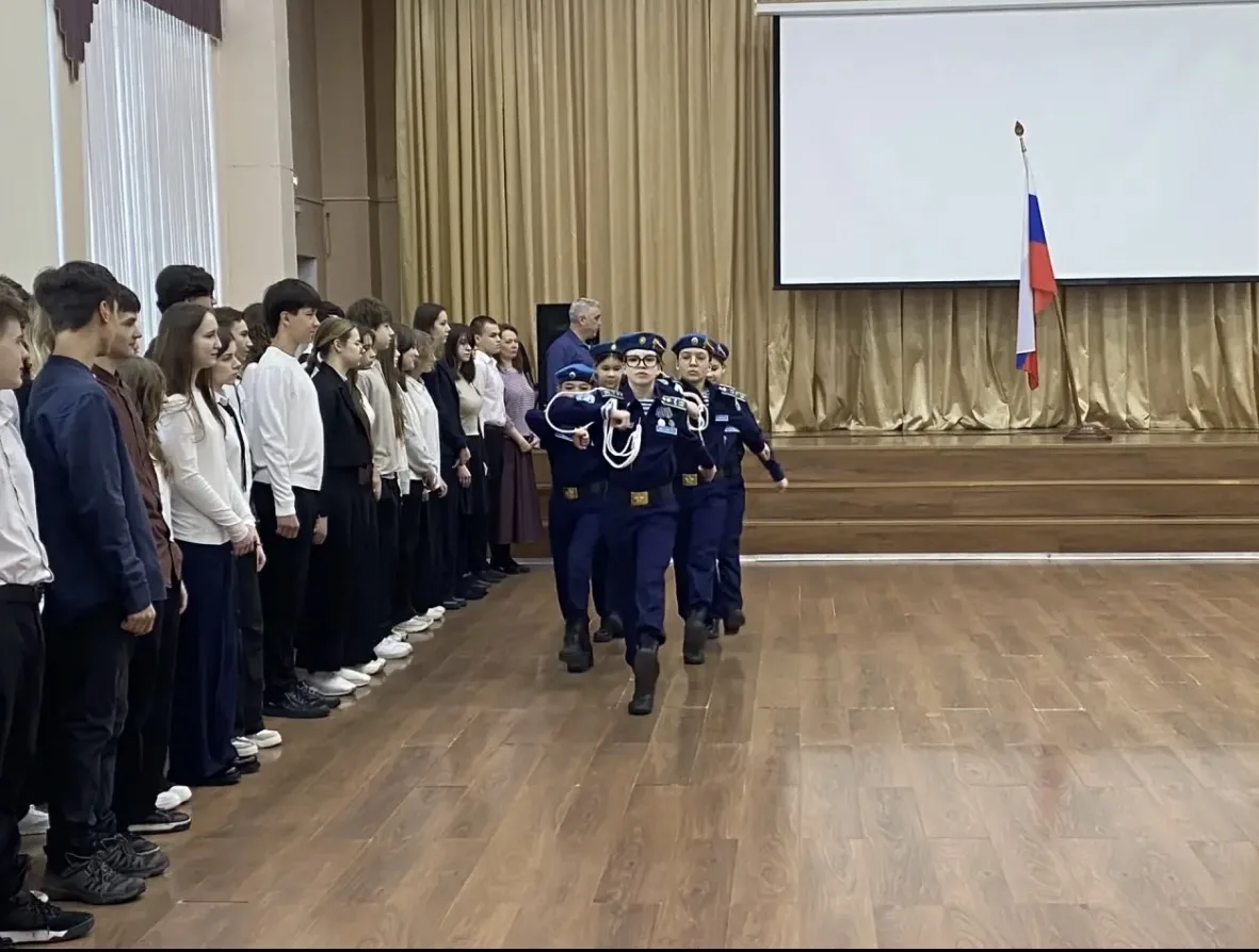 Традиционное утро понедельника! Поднятие флага кадетами 5 взвода.
