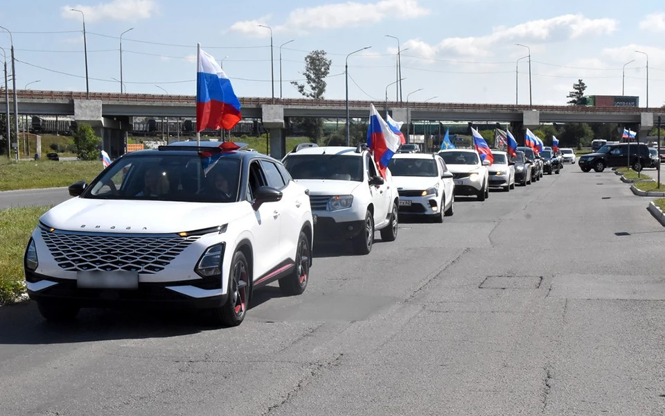 🚗 Рязанцы провели автопробег в честь Дня флага РФ. Колонна из 30 машин с ветеранами, у...