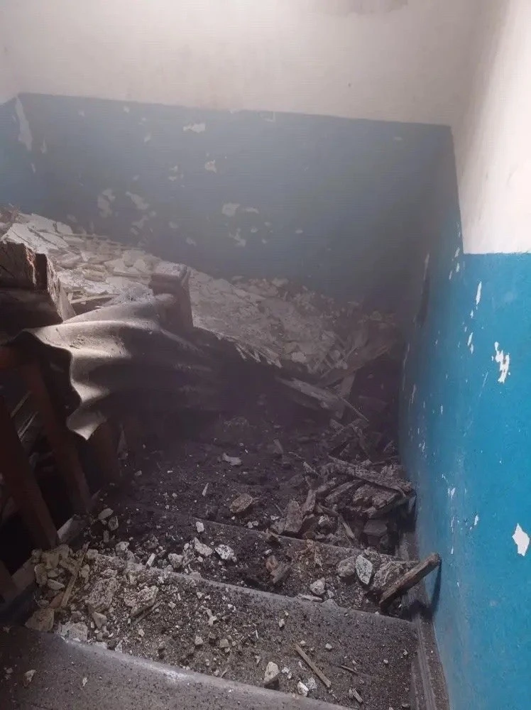 В Потанино, на ул. Транспортной, обрушился потолок в подъезде двухэтажки. 

Мужчина выходил из кварт