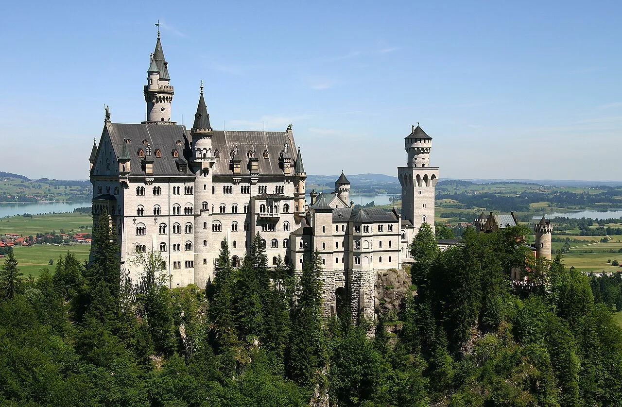 🏰 Нойшванштайн: замок, рождённый из камня и мечты