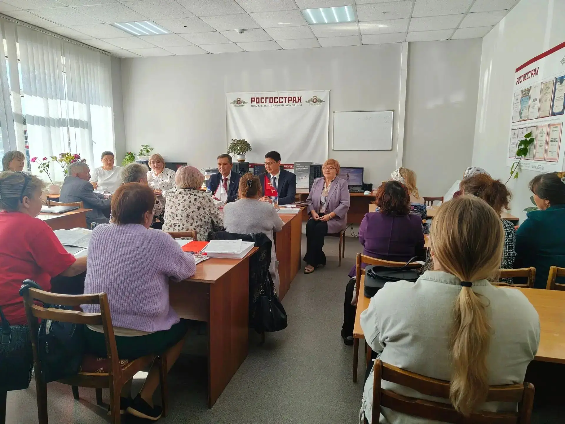 Глава Моргаушского округа Александр Иванов провёл рабочую встречу с сотрудниками местно...