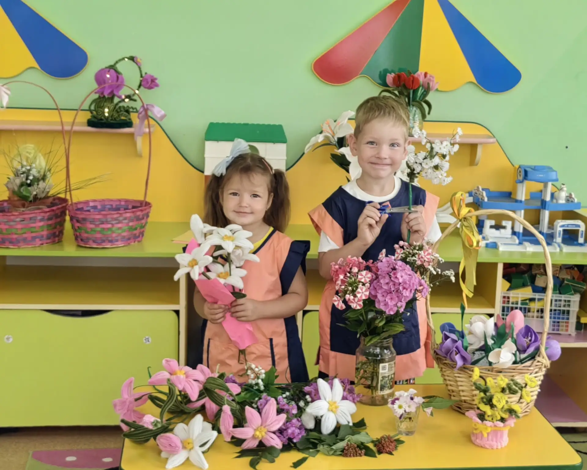 День флориста в группе «Волшебные капельки»! 🎉

Наши юные флористы узнали, кто создаёт красивые бук