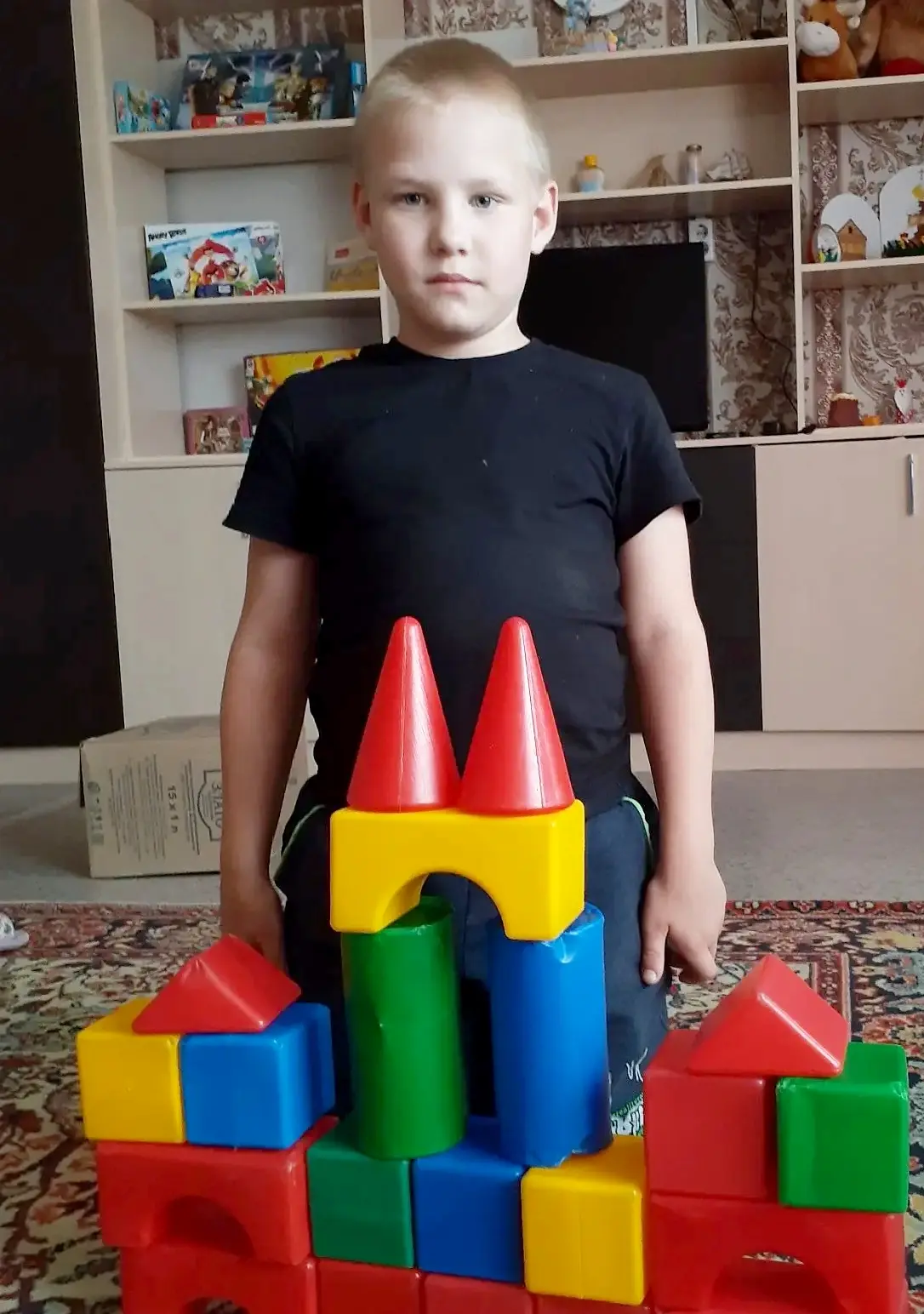 #каникулыспользой
#ЦПДгородаУржума

В вечернее время ребята проводят время с пользой. Родион сооруди