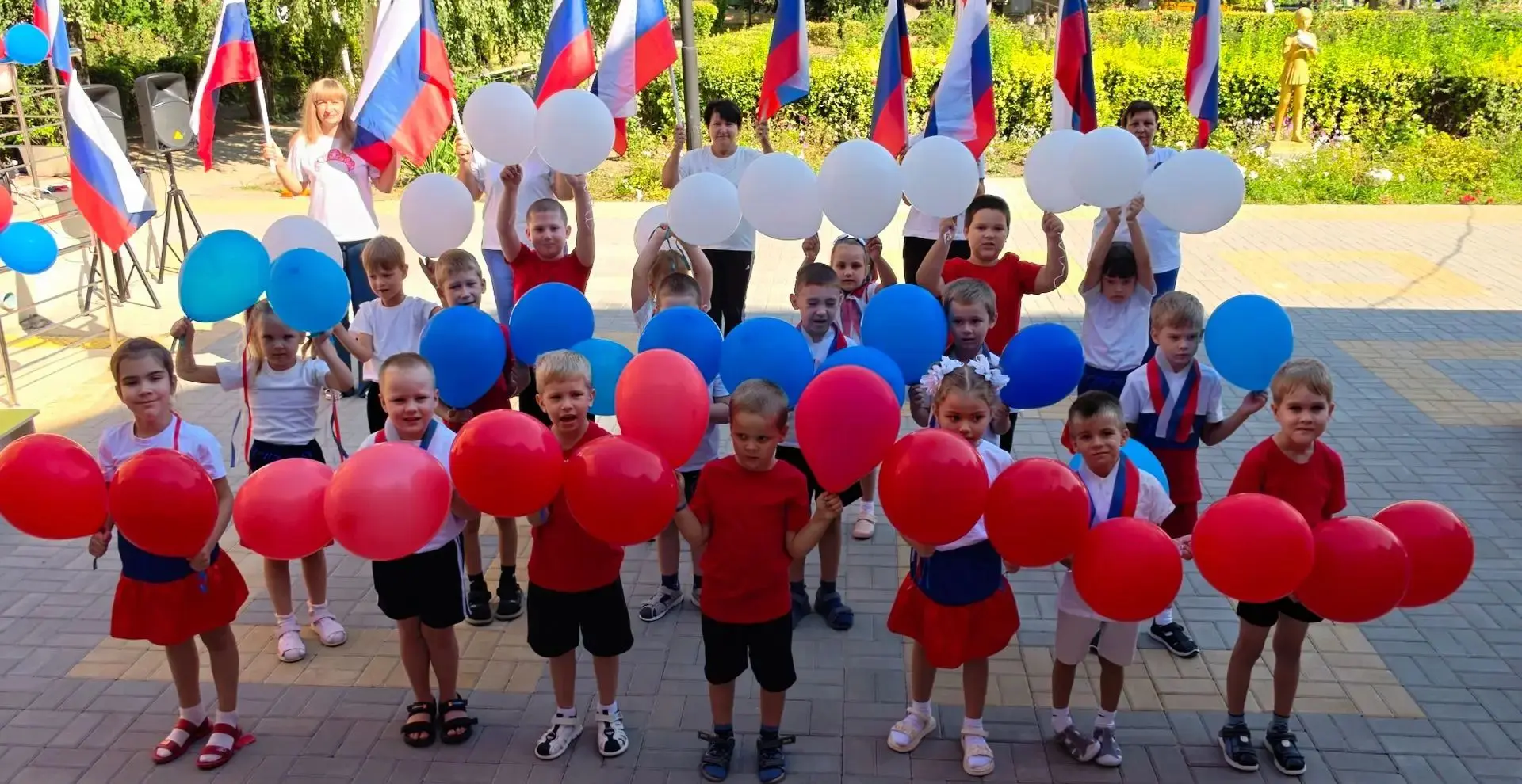 Праздник в честь Дня Государственного флага России в детском саду № 12🇷🇺