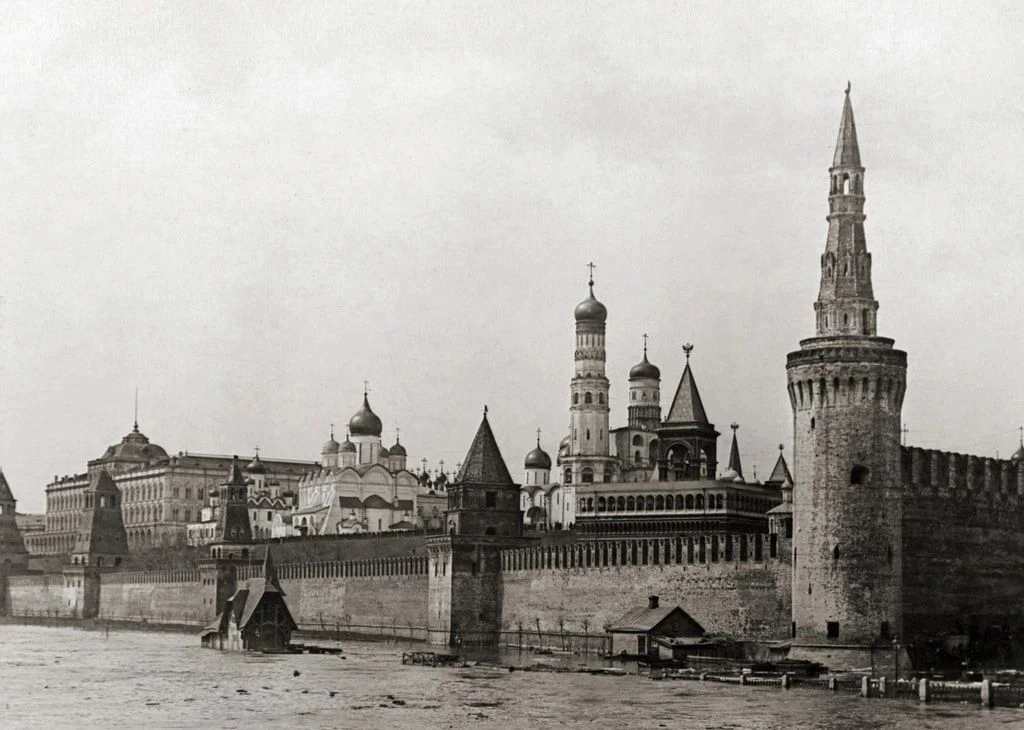 Вид на Кремль во время наводнения, 1908 год.