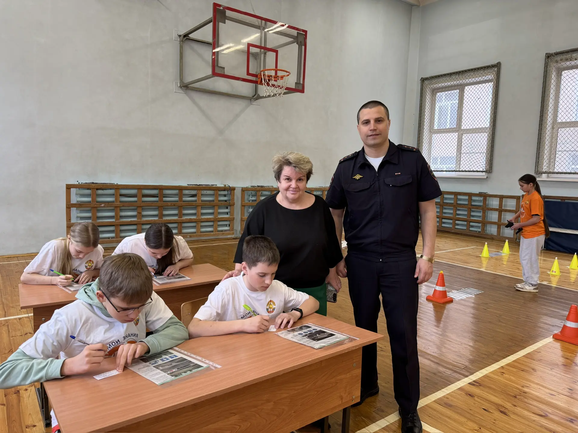 🚔 В Барнауле полицейские оценили знания школьников по дорожной безопасности  На базе  школы № 117 го