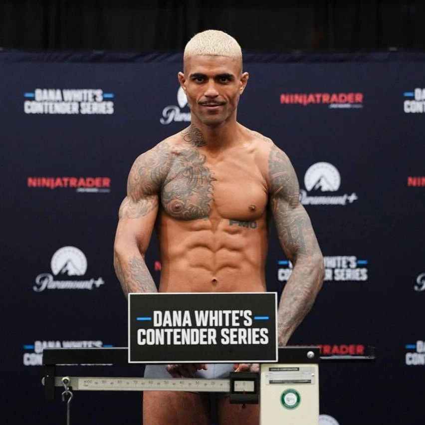 Этой ночью помощник Даны Уайта получил контракт с UFC