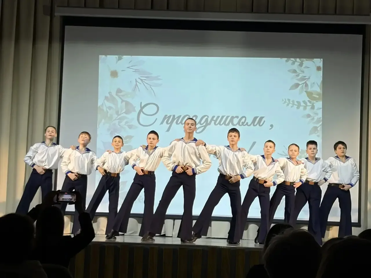 💐🌷Весенний праздник благодарности и красоты!   Сегодня наша школа превратилась в настоящий дворец пр