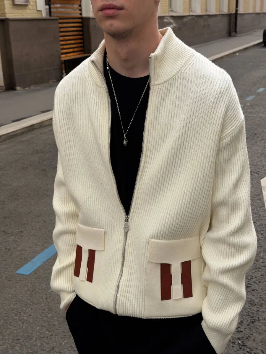 Outfit на осень со свитером на молнии от Hermes в молочном оттенке, который придает све...