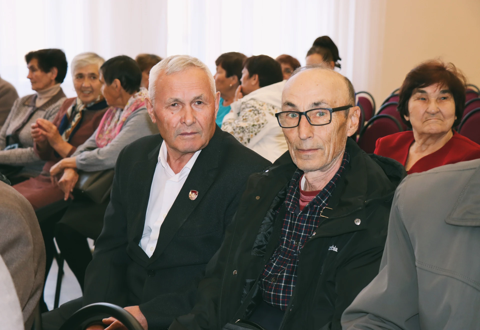 Поздравили с праздником наших ветеранов муниципальной службы.