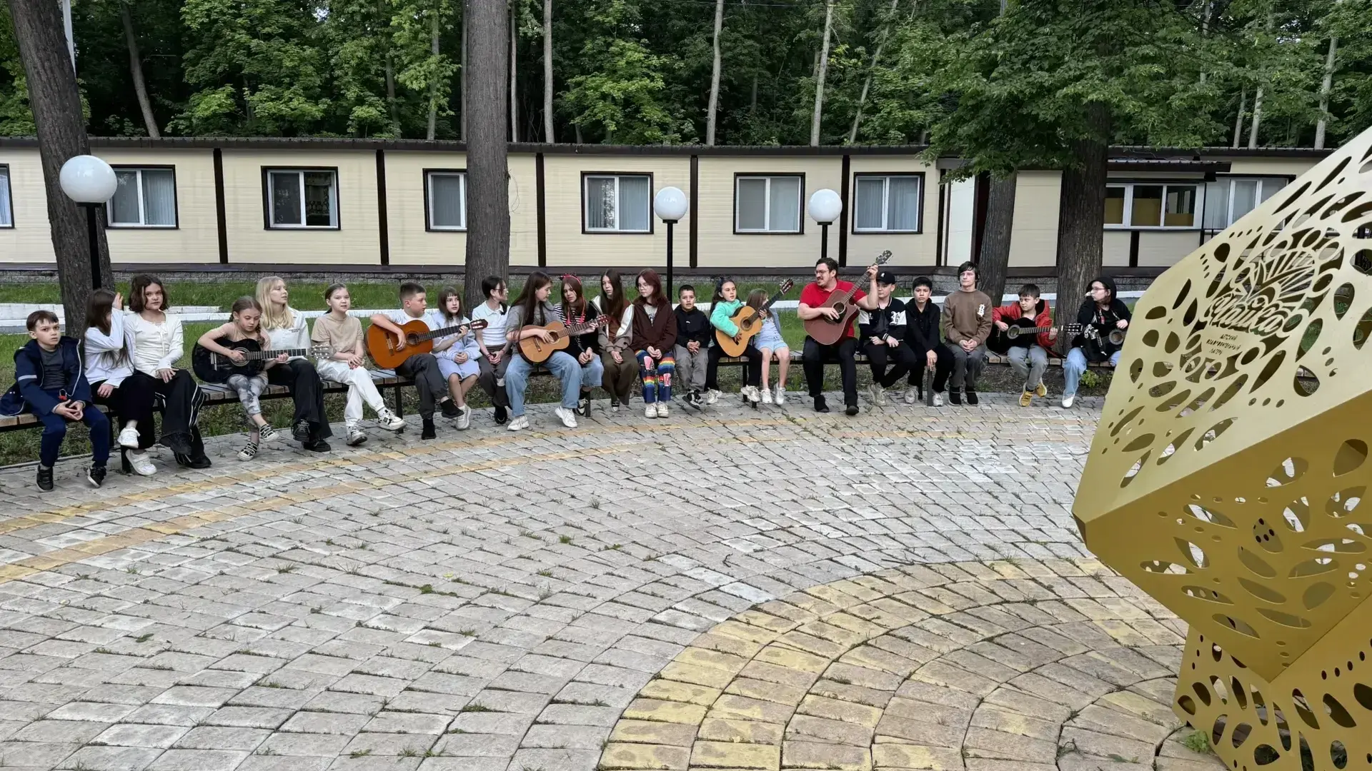 А вот так наши ребята проводят каникулы в летних лагерях. Радуемся за них и по-хорошему...