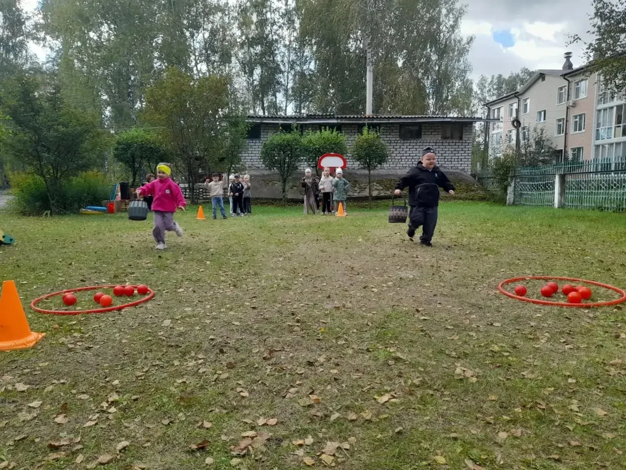 В последние, теплые, уходящие летние деньки в нашей группе прошли развлечения «До свида...