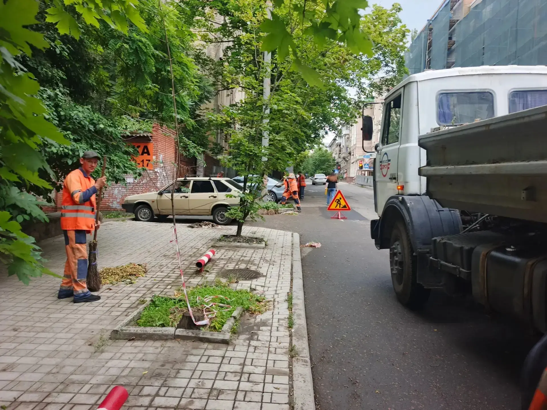 Произведена ручная уборка на пр-кте Театральном