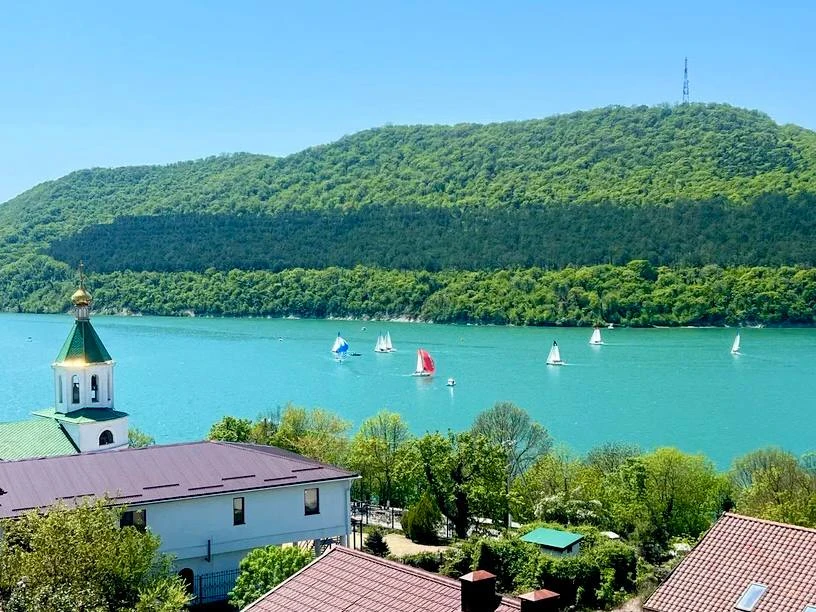 Вид из окна для Ассоль ⛵️

В десяти минутах от нашего гостевого дома есть парусный клуб. Так что так