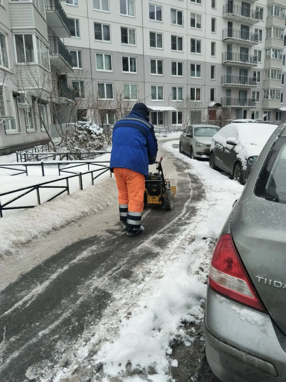 Уборка снега во дворе с помощью спецтехники — быстро и эффективно! ❄️🚜