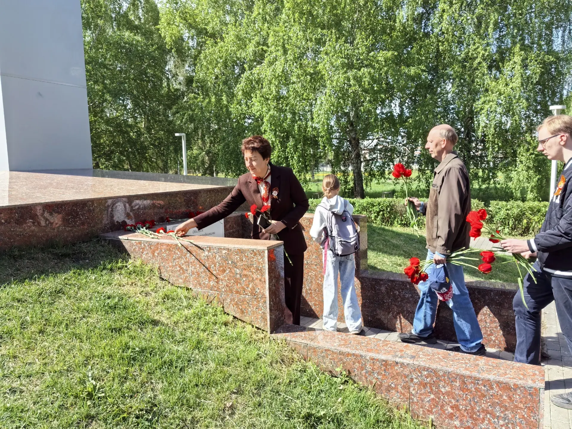 Сегодня по всей стране проходят митинги, церемонии возложения цветов к Обелискам боевой Славы и памя
