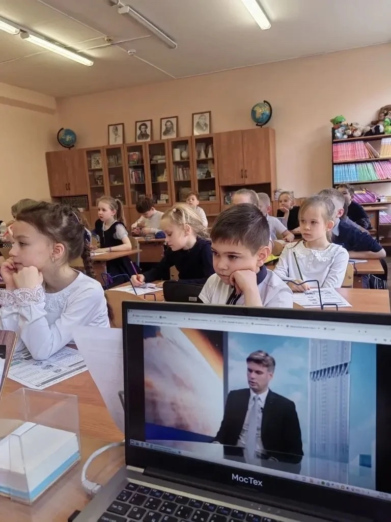 Начало недели в нашей школе   🏫 Начало недели в нашей школе Друзья! Надеемся, все успели отдохнуть и