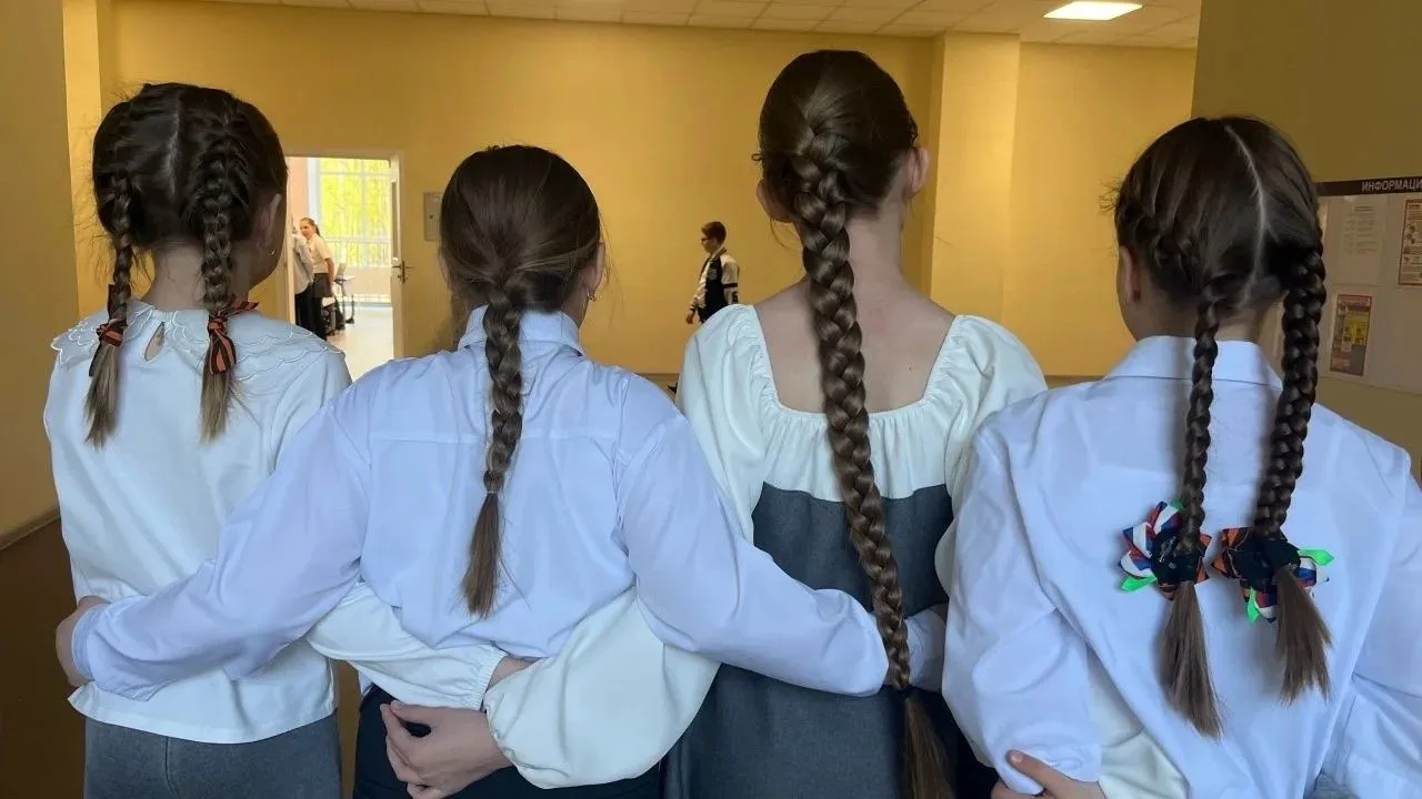 4 "Д" класс снова делится своей красотой в рамках патриотической акции «Коса Победы»❤️  Подробности 