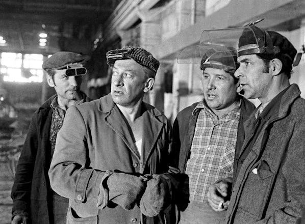 1972 год.Евгений Евстигнеев готовится к роли человека труда в спектакле «Сталевары» на сцене МХАТа.
