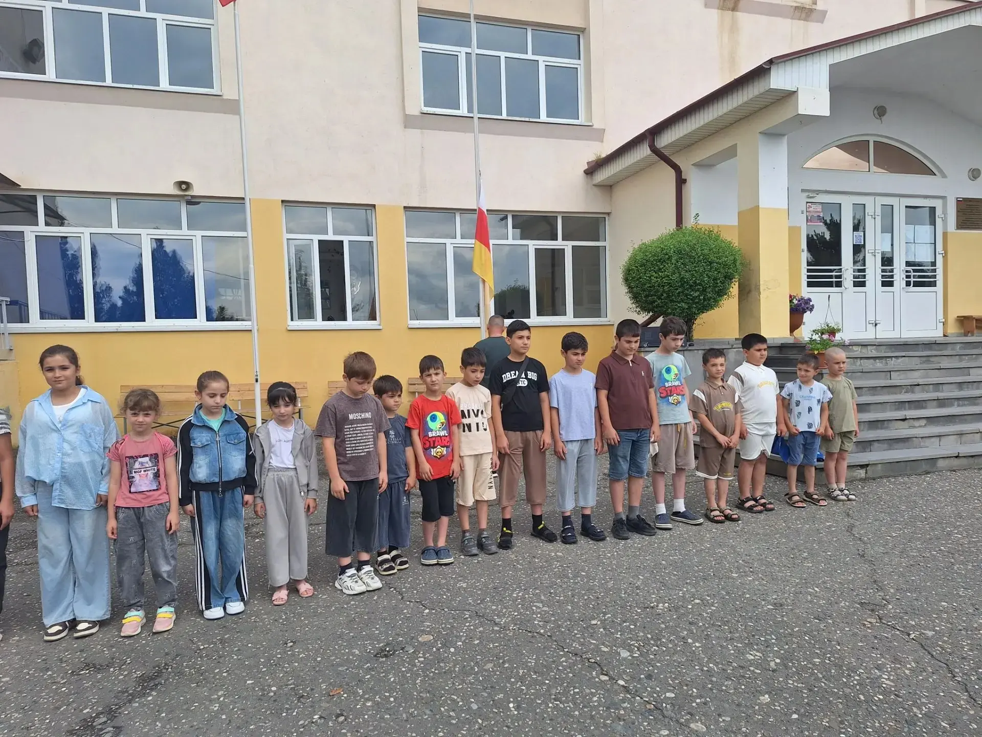 «Разноцветный день»  в нашем пришкольном лагере.
      Утро в пришкольном лагере  началось  с поднят