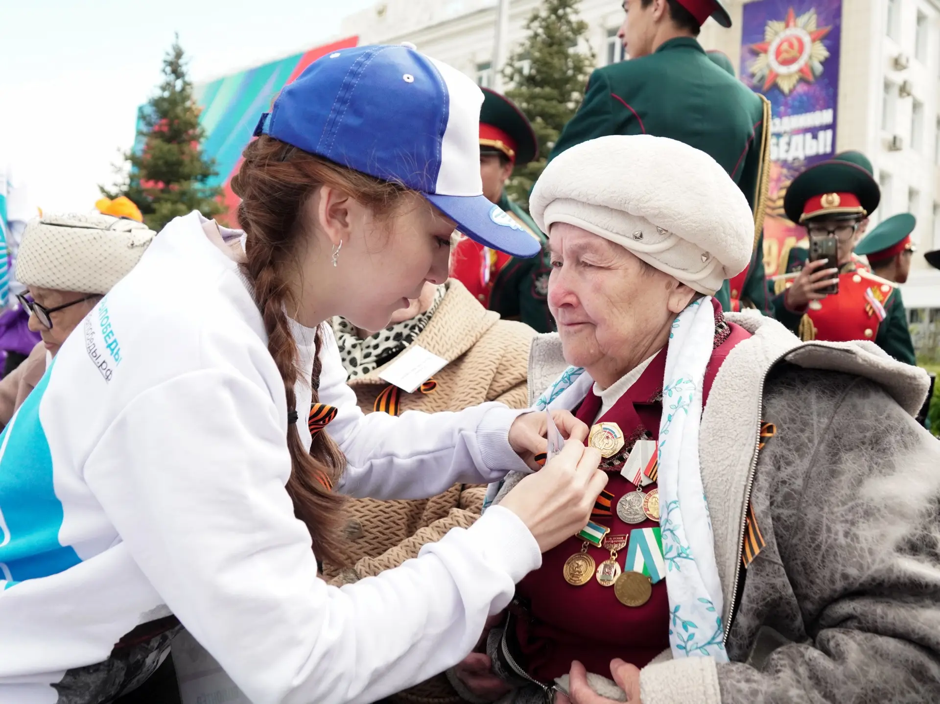 Торжественные парады Дня Победы прошли в десятках регионов по всей стране. Главными героями праздник