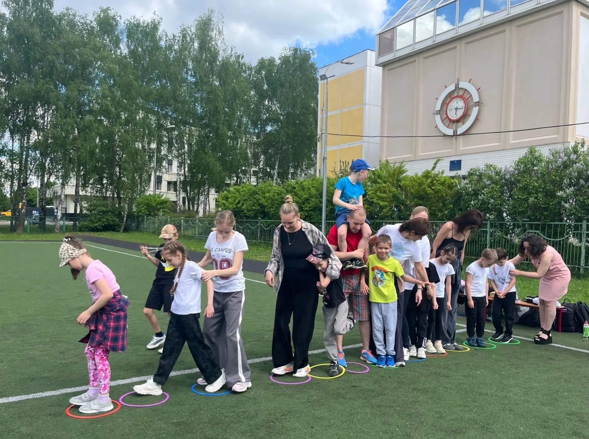 Первоклассники и родители зажгли на «Дне здоровья»  💪 В нашей школе состоялся яркий семейный спортив