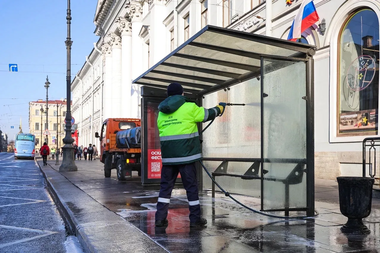 В выходные дни дорожники Комитета по благоустройству пользуются хорошей погодой и оперативно замываю