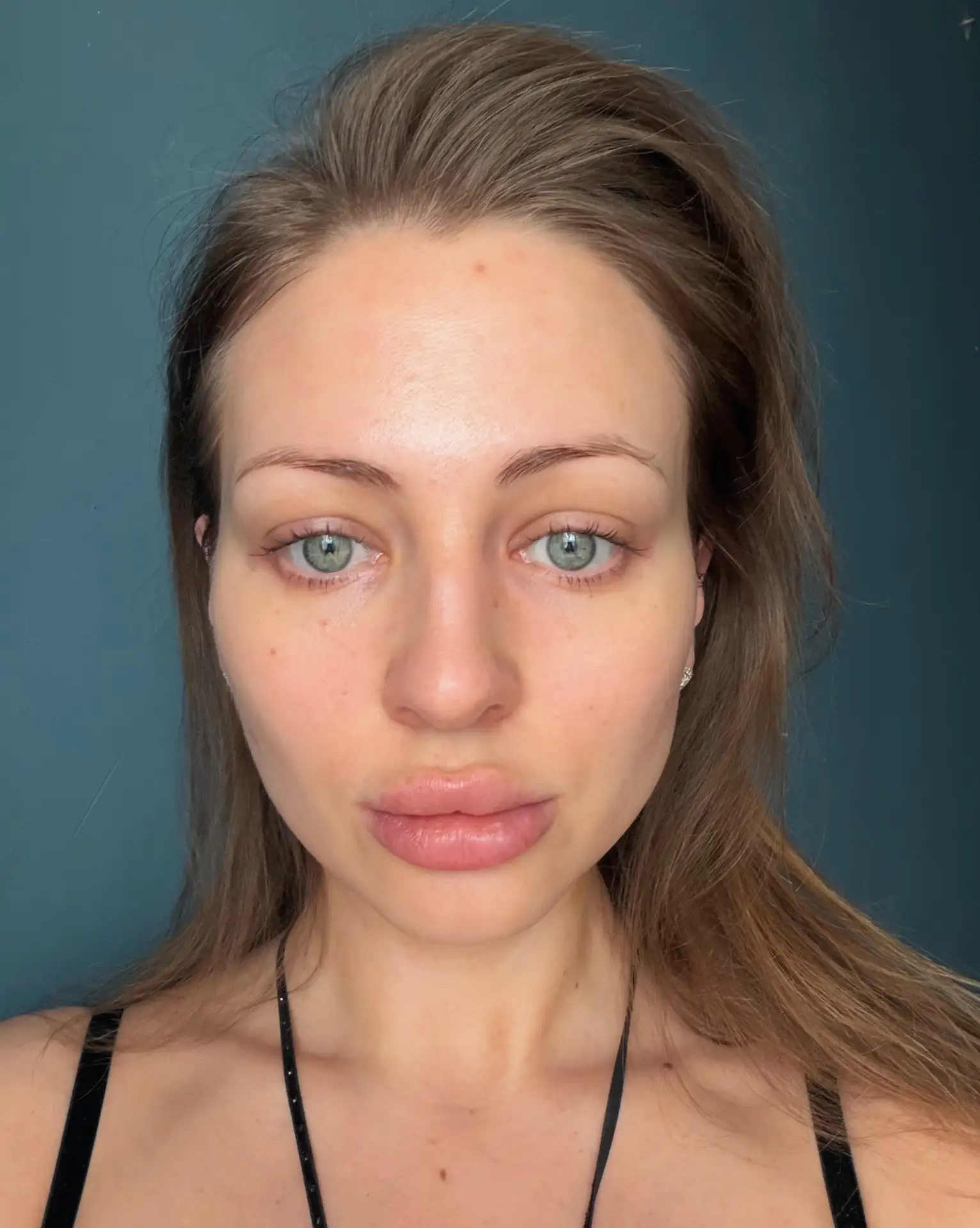 Мой любимый BB уже второй год – от бренда Skinjestique. Это мой личный сорт фотошопа без фотошопа.  