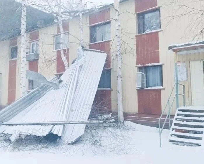 В Пыть-Яхе крыша дома не выдержала порывов сильного ветра.  Люди не пострадали. Их разместили в пунк