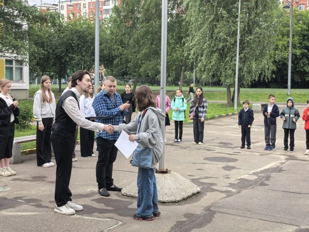 ЦЕРЕМОНИЯ ПОДНЯТИЯ ФЛАГА  🇷🇺 Новая учебная неделя по традиции началась с торжественной церемонии под