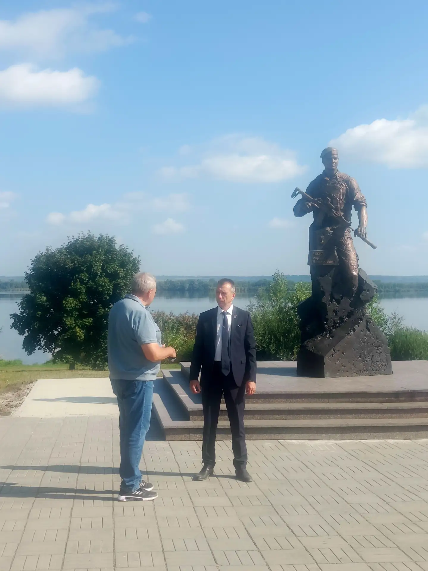 Ремонт ступеней у памятника Герою Российской Федерации Сергею Чебневу на Набережной 1–3...