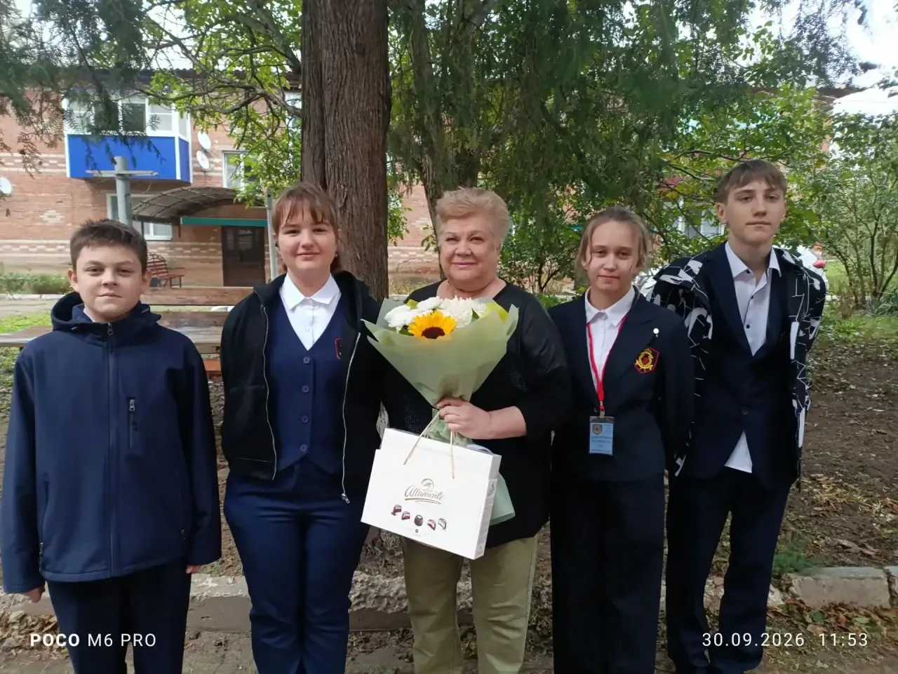 Учащиеся 7 б класса поздравили ветерана труда, учителя истории Малеву Людмилу Алексеевн...