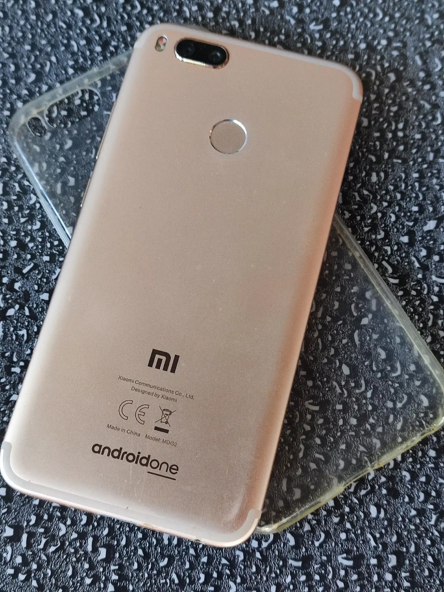 Xiaomi Mi A1 gold.