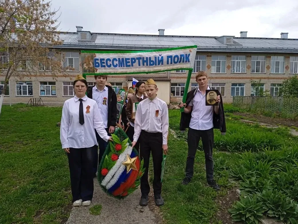 🕊 «Бессмертный полк» в нашей школе: память живёт в сердцах!