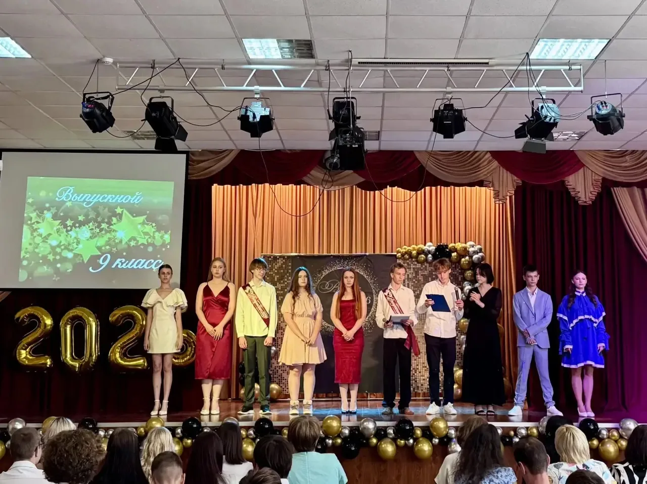 🎓 Событие дня: Вручение аттестатов 9 классам!

В актовом зале гимназии царила атмосфера радости и с