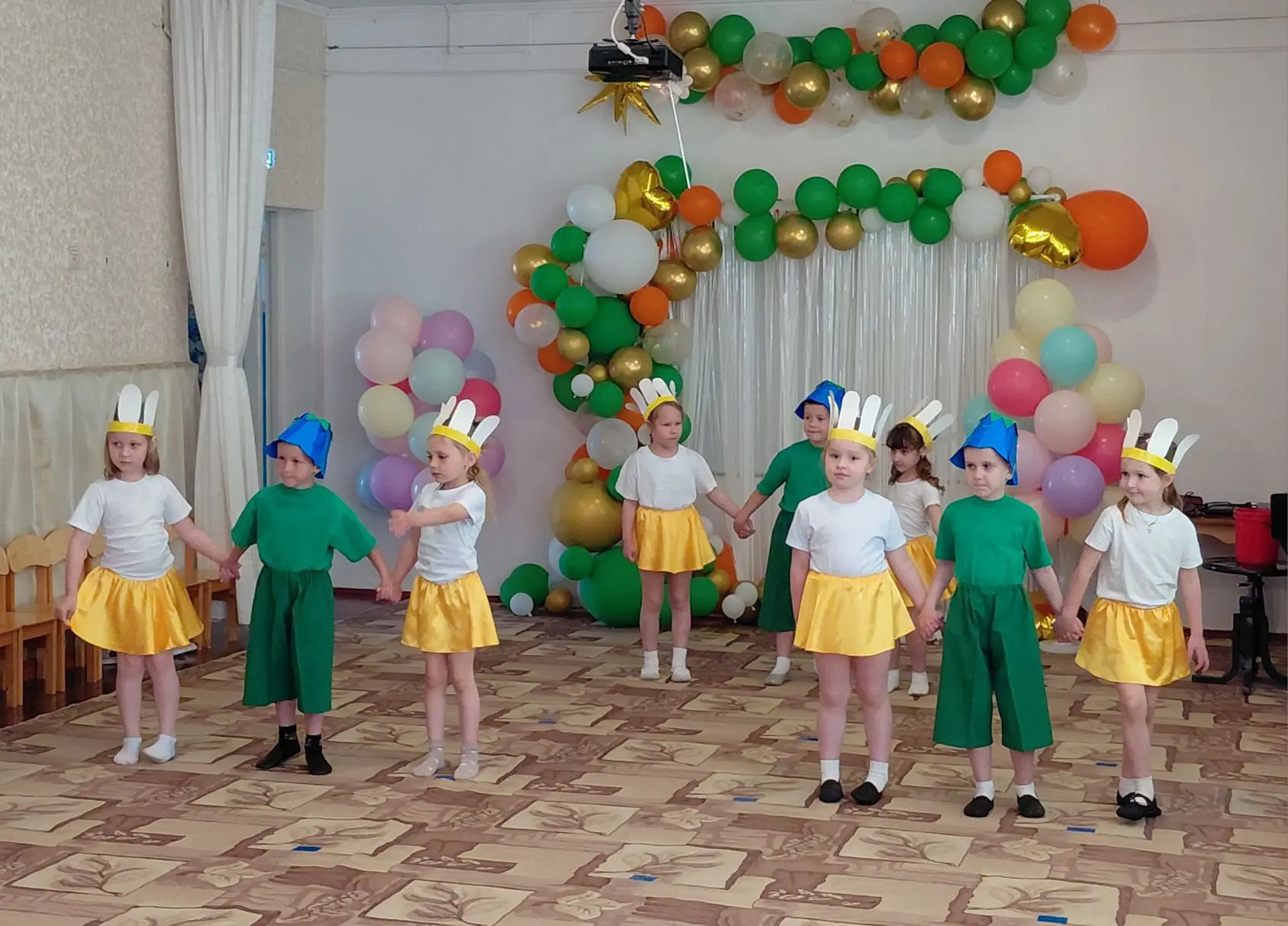 Здравствуй, Лето!

Сегодня в нашем детском саду прошёл самый яркий и весёлый праздник для наших дошк