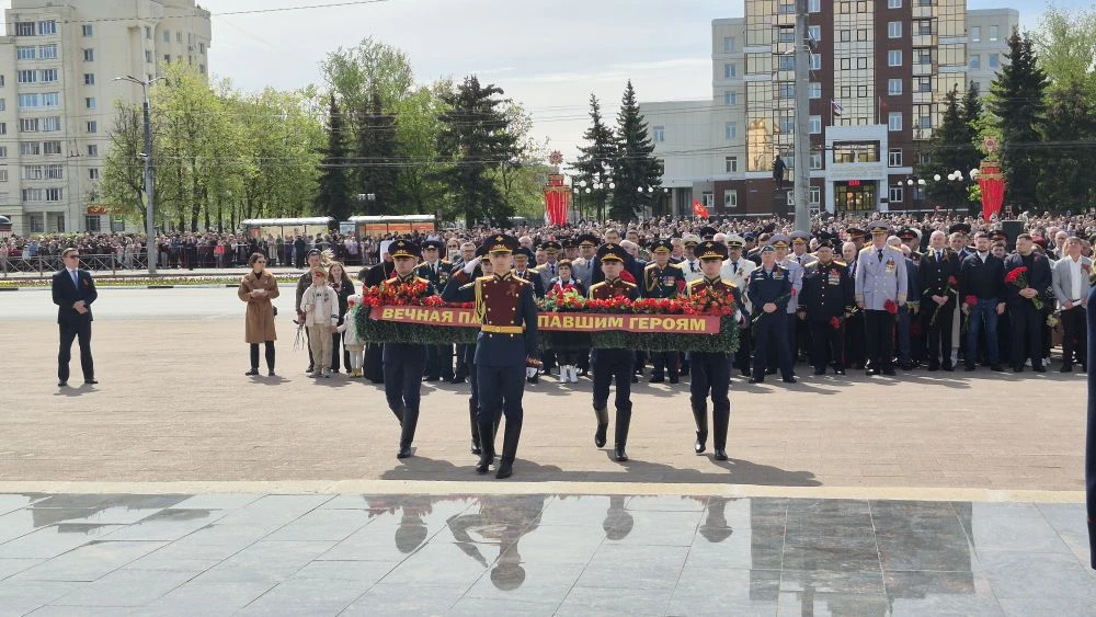 На площади Победы проходит торжественный парад, посвящённый 81-й годовщине Победы в Великой Отечеств