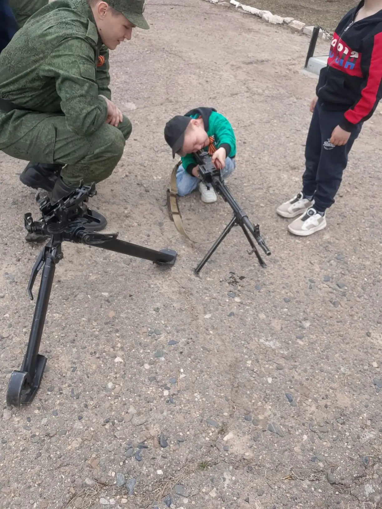 Воспитанники детского сада, 9 мая были приглашены на пограничную заставу,на экскурсию.