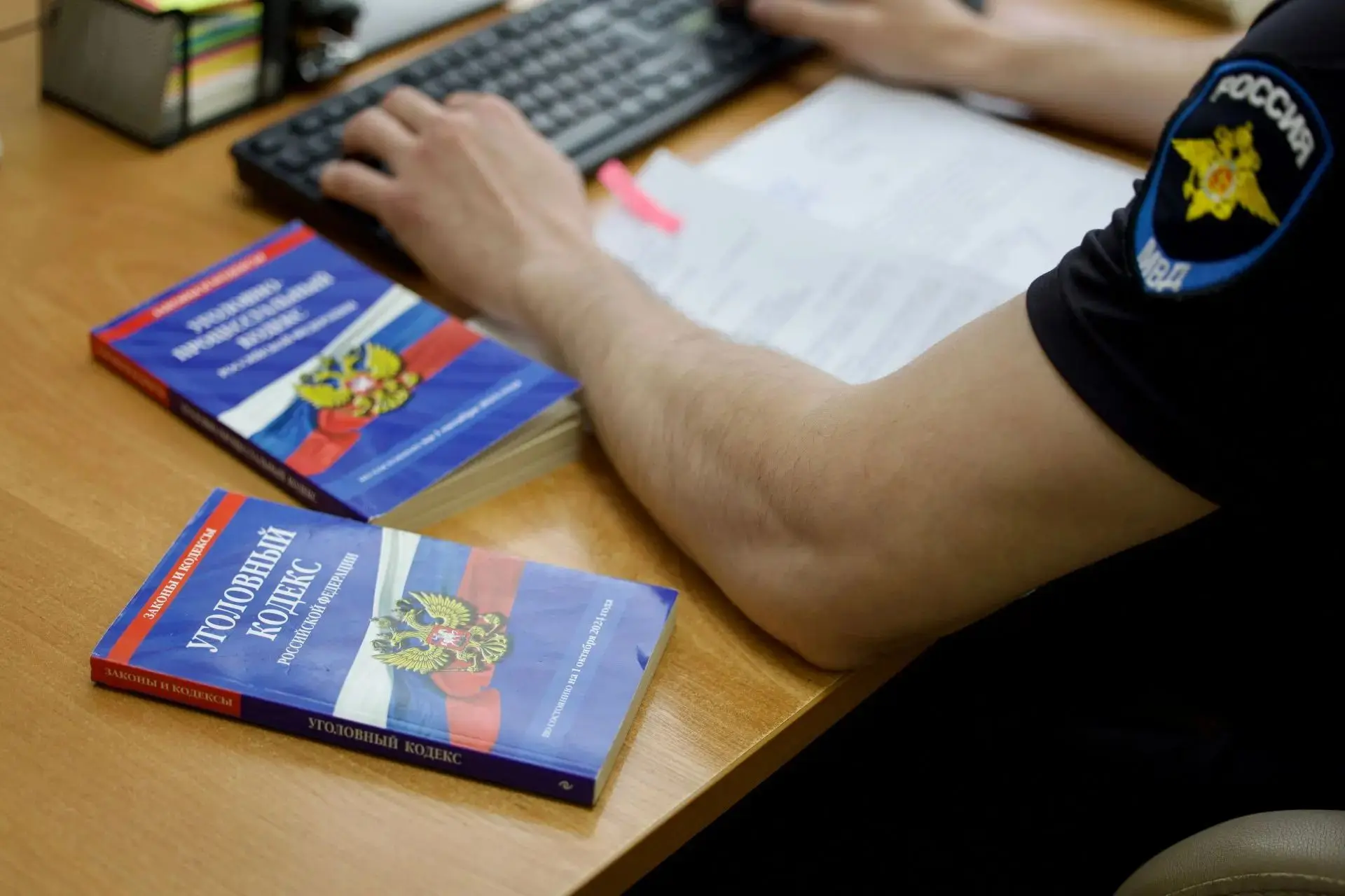 «Оператор мобильной связи» обманул пенсионера на 140 тыс. рублей.

Лжесотрудник компании написал рос