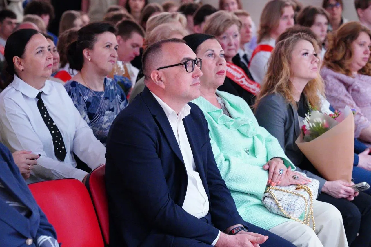 🛎Последние звонки прозвенели для троицких школьников  В нынешнем году образовательные учреждения рай